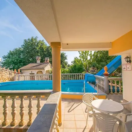 Ivo With Shared Swimming Pool