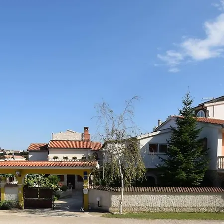 Ivo With Shared Swimming Pool Apartment *