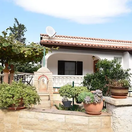 Ivo With Shared Swimming Pool Apartment *