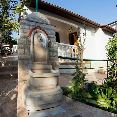 Apartment Ivo With Shared Swimming Pool *