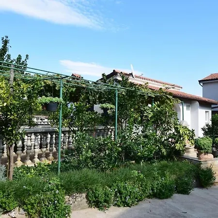 Appartement Ivo With Shared Swimming Pool