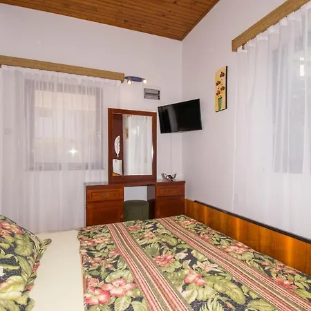 Ivo With Shared Swimming Pool Apartment