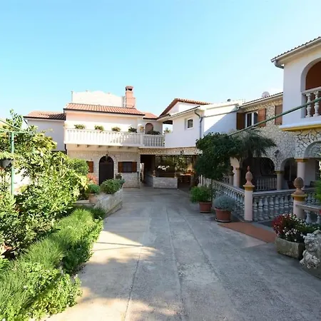Ivo With Shared Swimming Pool Appartement *