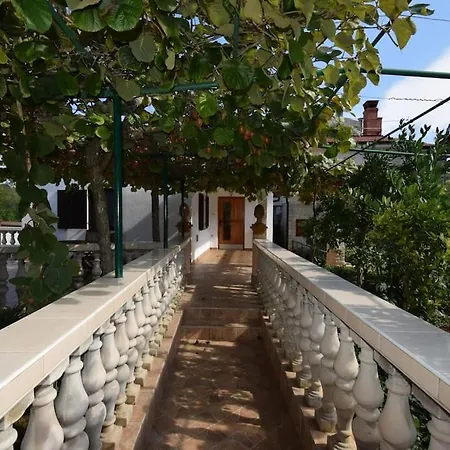 Apartment Ivo With Shared Swimming Pool *