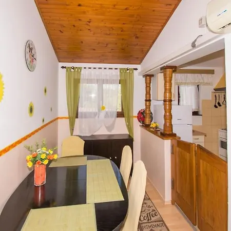 Ivo With Shared Swimming Pool Appartement